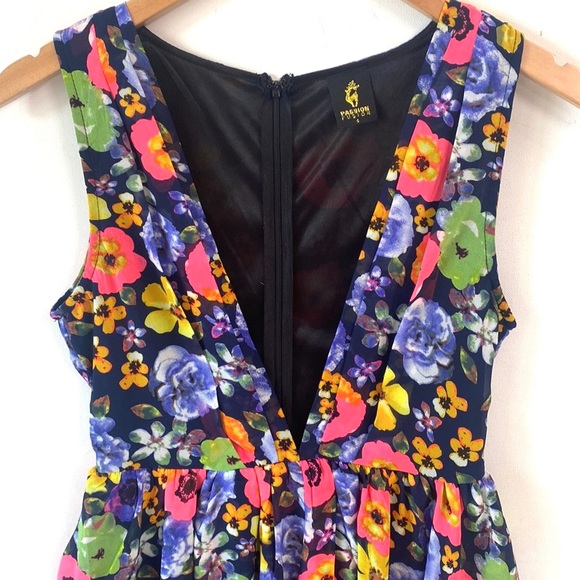 (A53) NEW Passion Fusion Floral Ruffled Deep V-Neck front Romper, Sz Small, NWOT - Picture 4 of 13